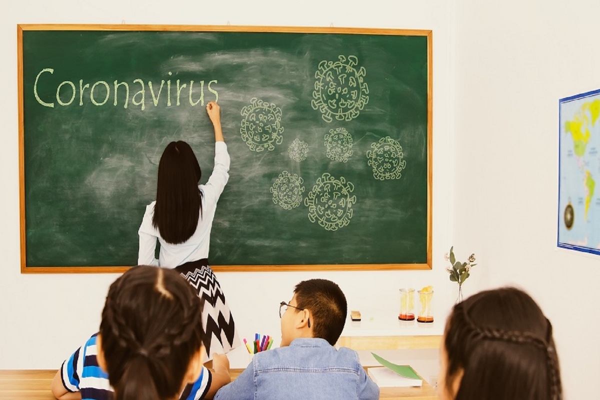 Insegnante scrive Coronavirus sulla lavagna
