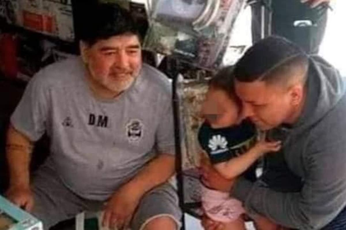 Maradona Diego insieme a un bambino