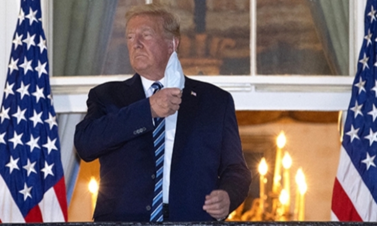 Trump Donald si leva la mascherina