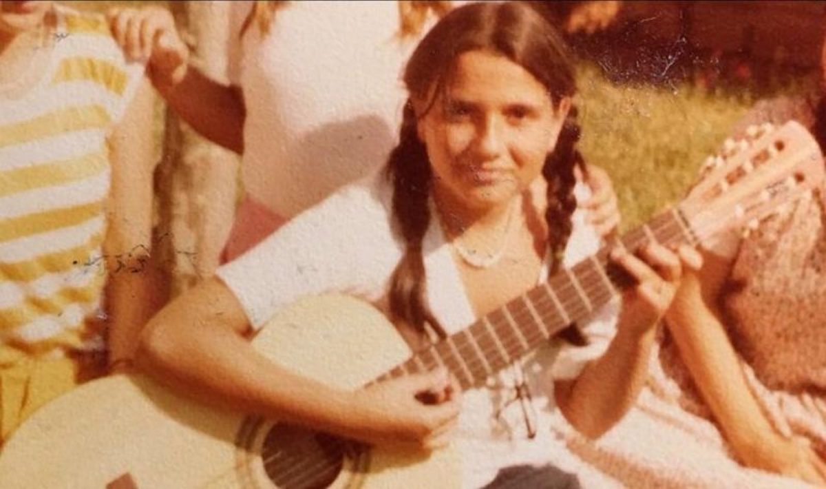 Emanuela Orlandi imbraccia la chitarra