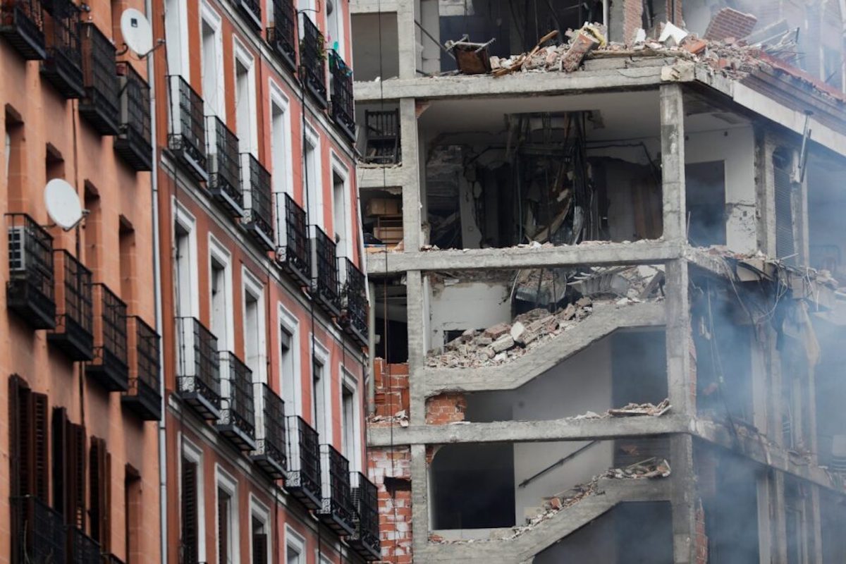 Spaventosa esplosione squarcia la città, crollano 3 piani di un palazzo in centro, ci sono morti
