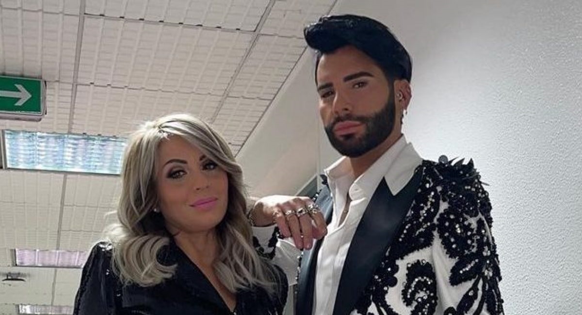 Federico Fashion Style presenta a Barbara D’Urso la giovane madre e ai fan non sfugge un piccolo dettaglio