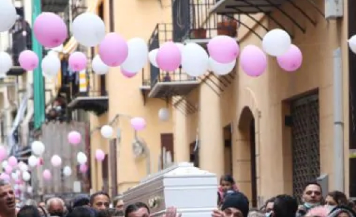 Lacrime e dolore durante i funerali di Antonella Sicomero