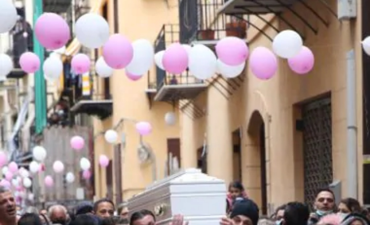 Lacrime e dolore durante i funerali di Antonella Sicomero 