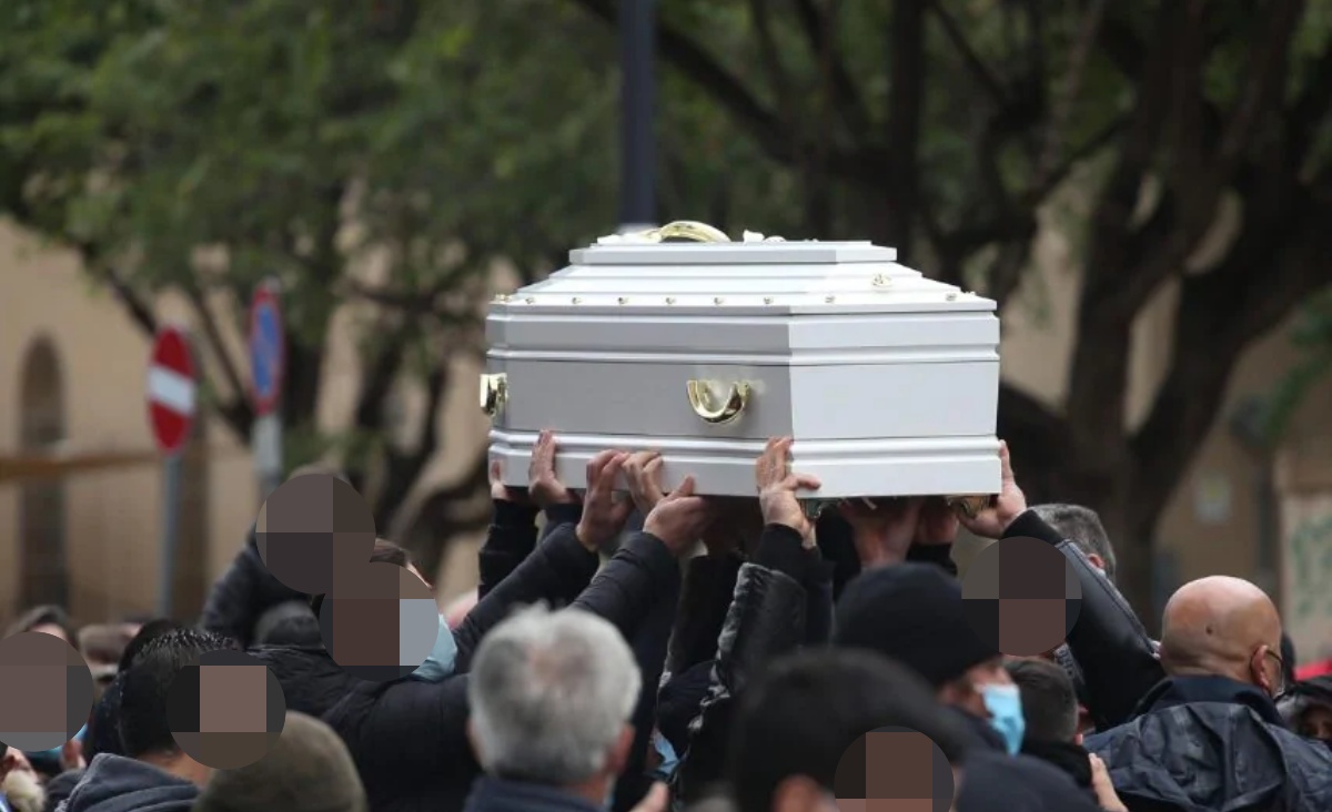 Lacrime e dolore durante i funerali di Antonella Sicomero