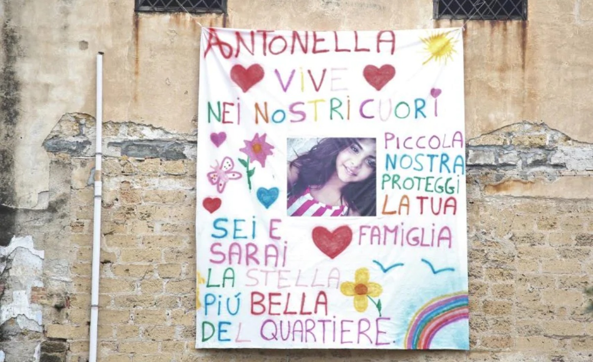 Lacrime e dolore durante i funerali di Antonella Sicomero