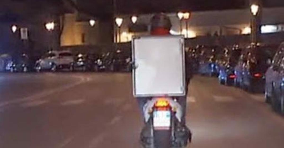 Rider al lavoro lungo le strade di Fuorigrotta