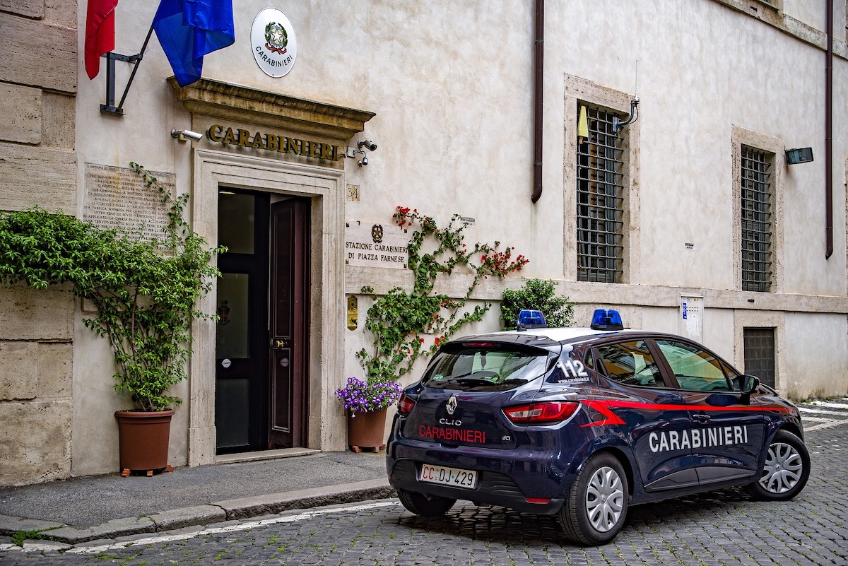 Pattuglia Carabinieri indaga su giallo