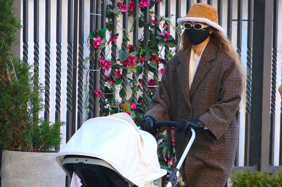 Nuova vita da mamma e un cambio di stile. Ha scelto l’oversize. Impossibile riconoscerla. Voi avete capito chi è?