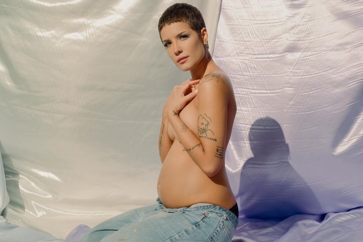 Dopo l'aborto e l'endometriosi, Halsey è finalmente incinta