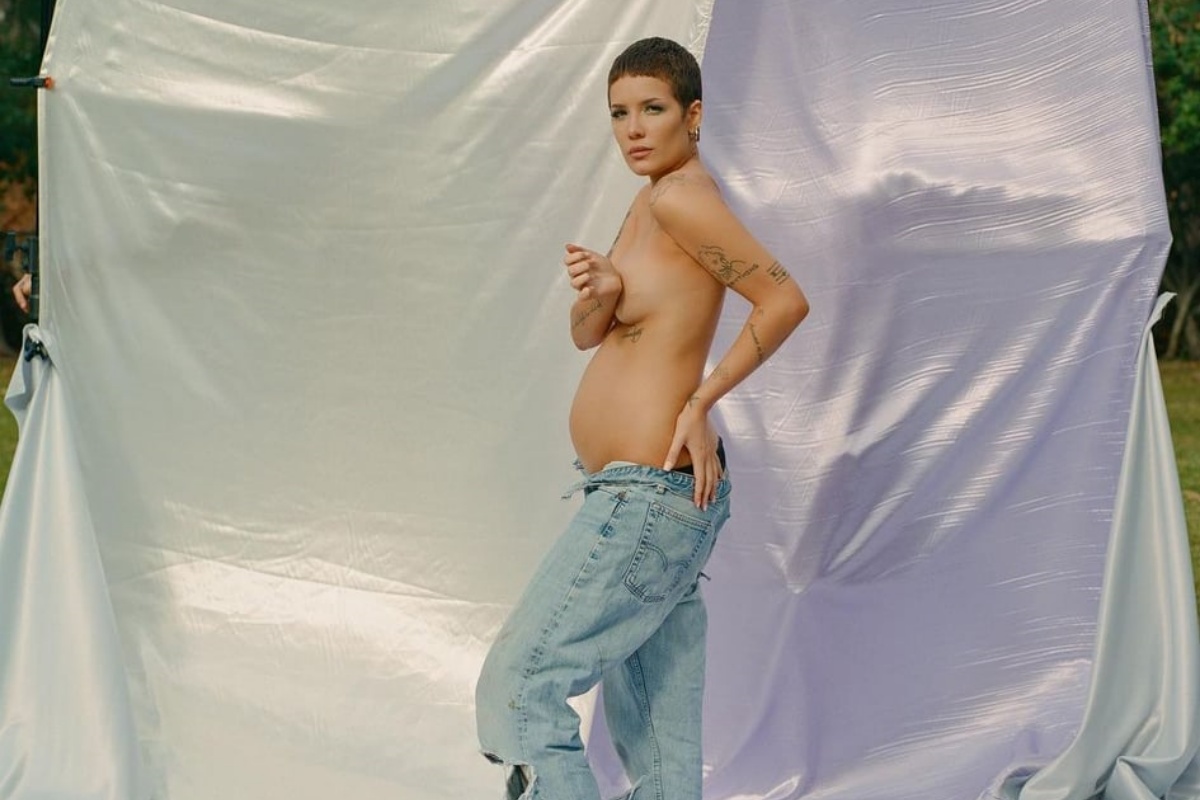 Dopo l'aborto e l'endometriosi, Halsey è finalmente incinta
