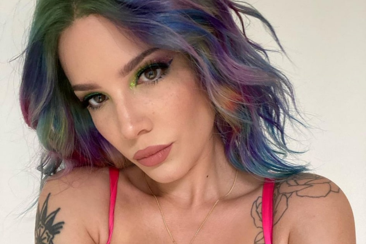 Dopo l'aborto e l'endometriosi, Halsey è finalmente incinta