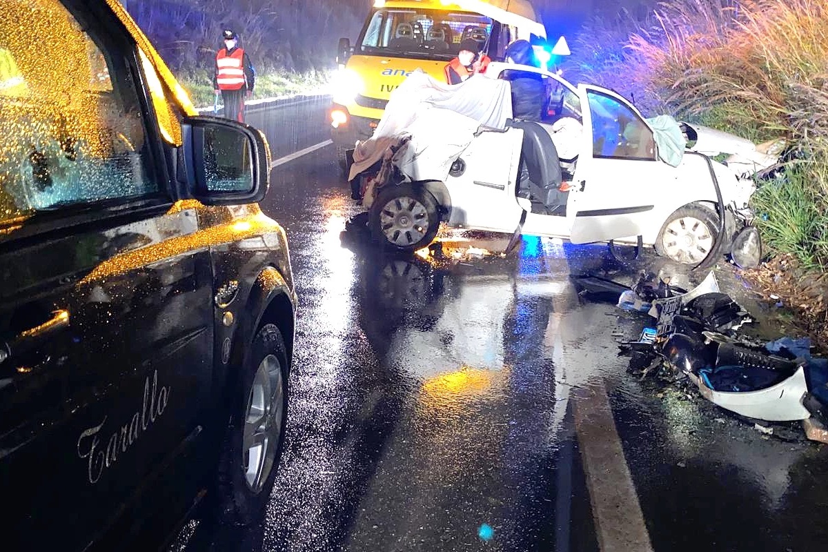 Auto con a bordo 4 ragazzi va fuori strada: muore 19enne