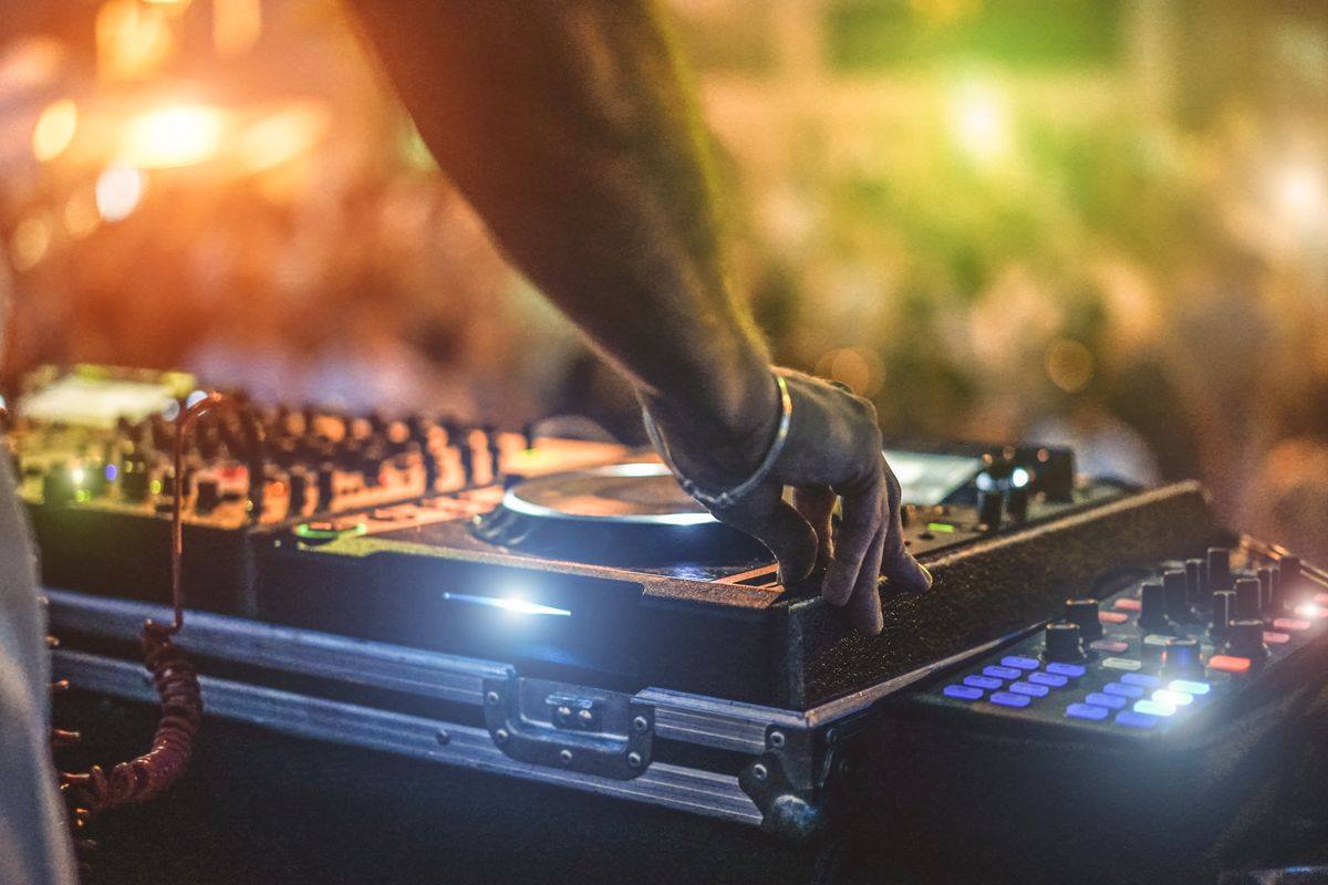 Noto Dj in grave pericolo di vita: è stato accoltellato dal padre. Le sue condizioni