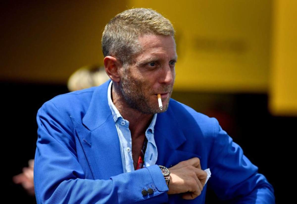 Lapo Elkann con in bocca la sigaretta