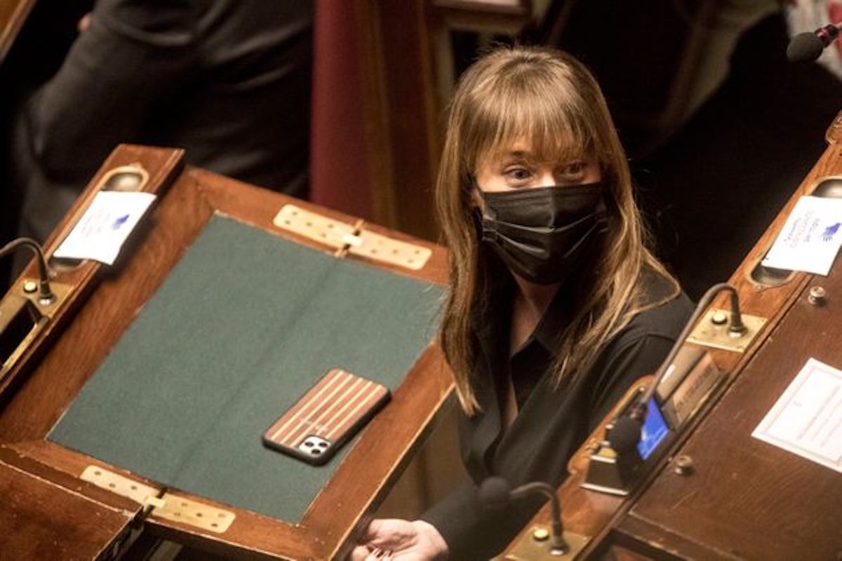 Elena Maria Boschi, outfit total black al senato. Ma sapete il significato della sua scelta così insolita?