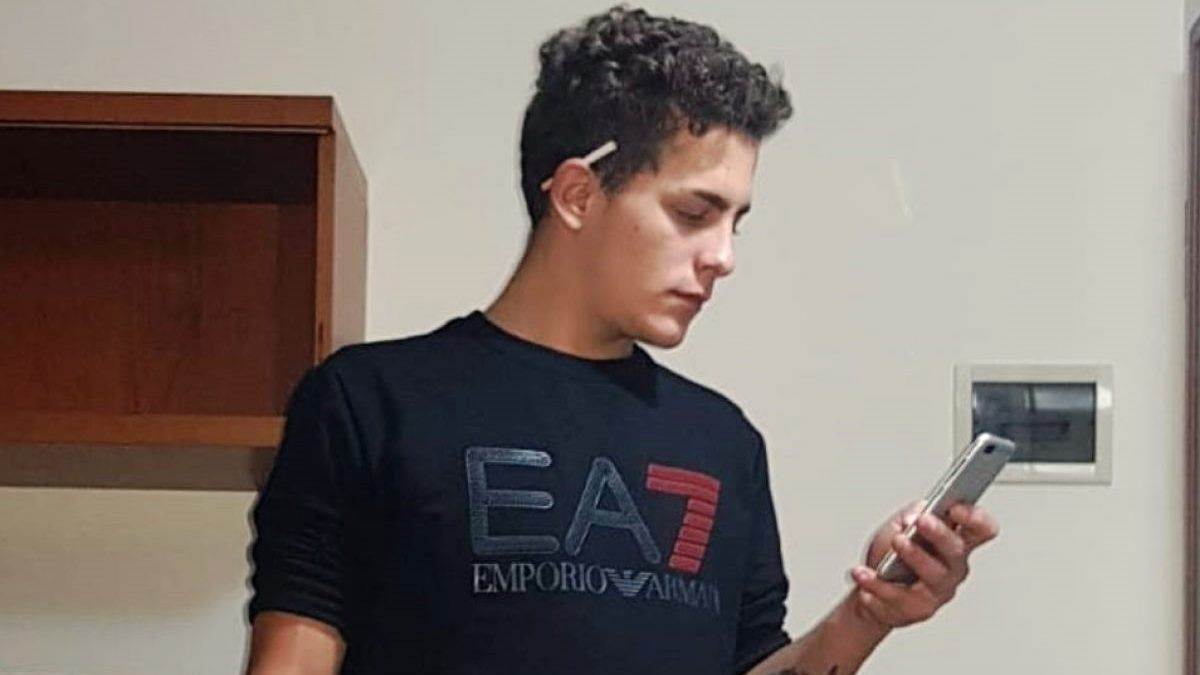 Morto il 19enne aggredito dal fratello con un rullo per pittori