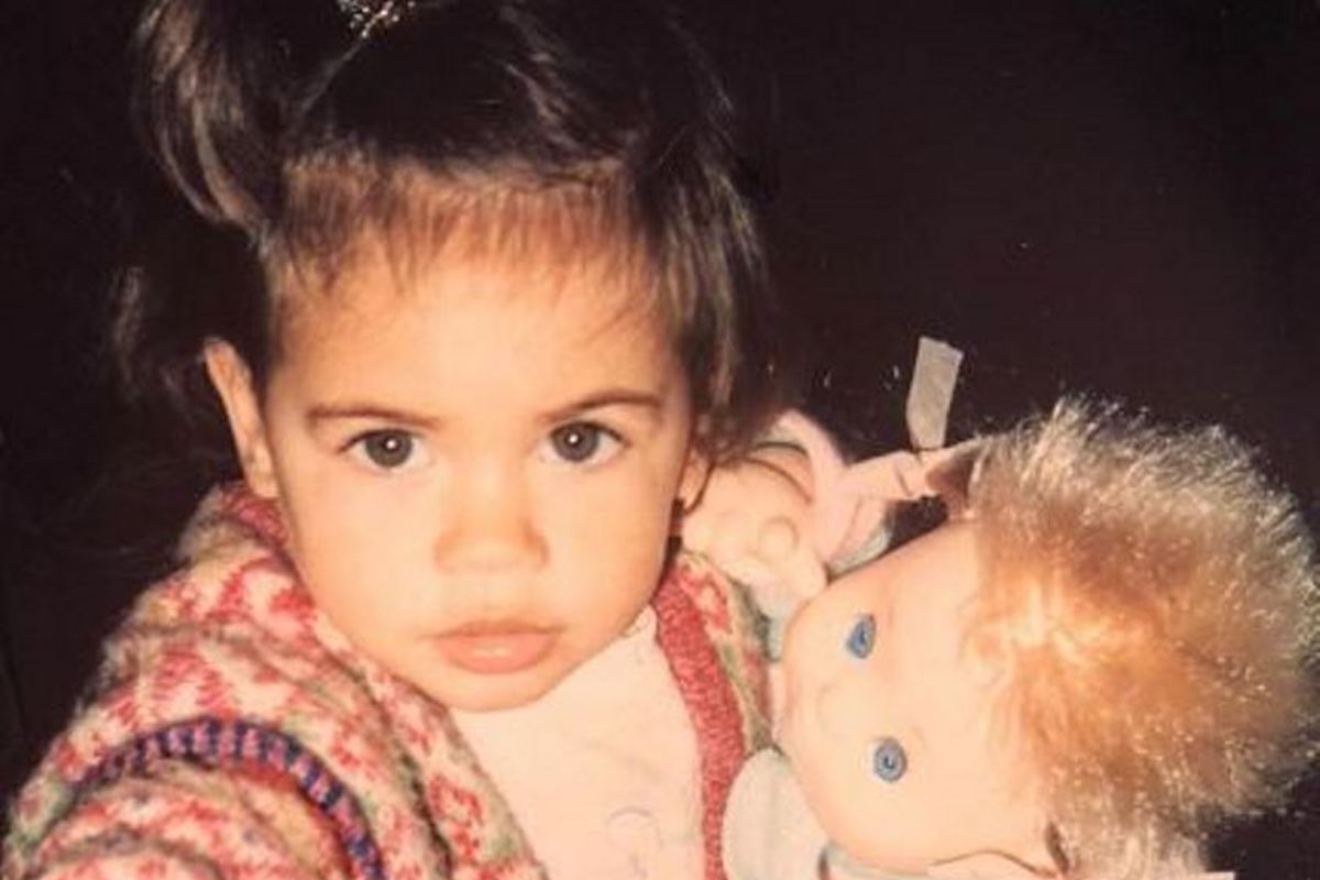 L’avete riconosciuta? Oggi è una bellissima mamma e in questa foto assomiglia tantissimo al suo principino