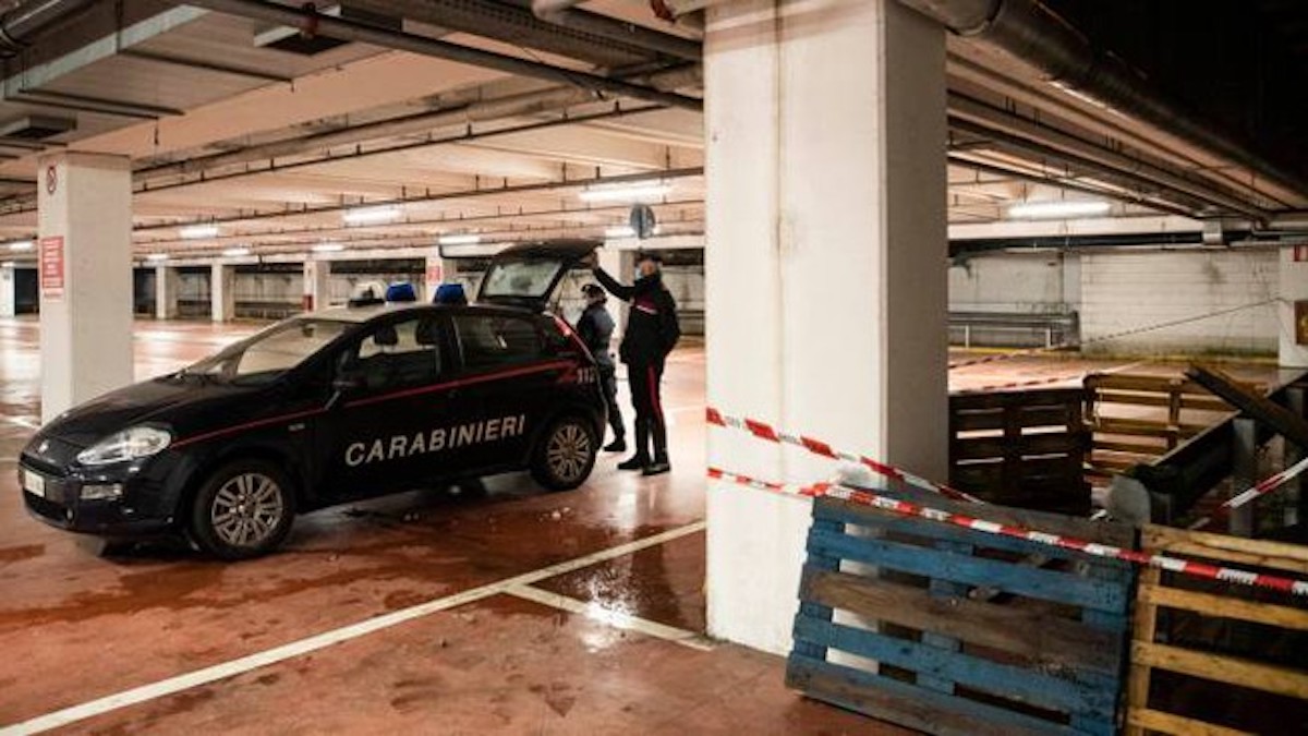 Fumano sigaretta con gli amici ma precipitano nel vuoto: gravi due uomini