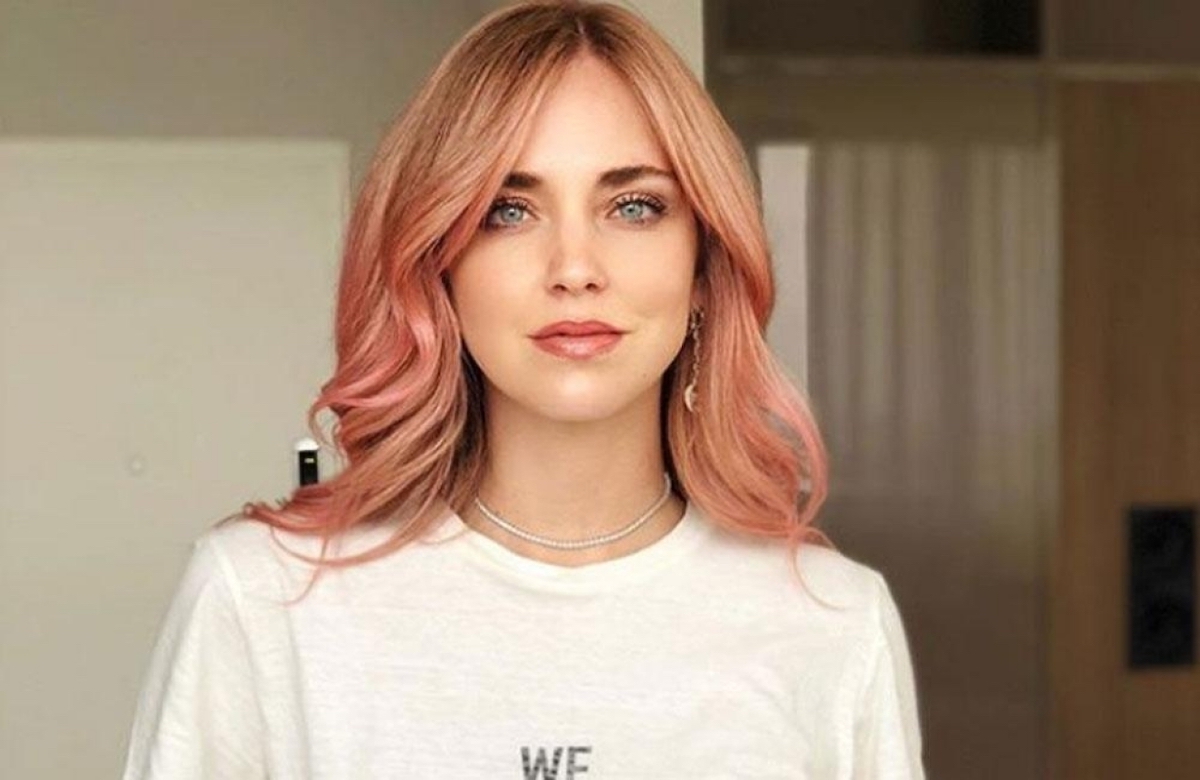 Chiara Ferragni si tinge i capelli di rosa