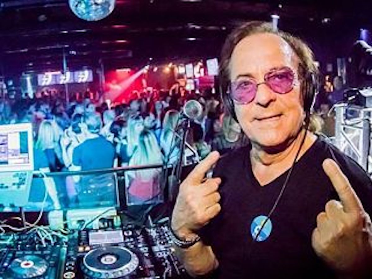Si è spento il più grande dj toscano, le parole di addio della moglie sui social