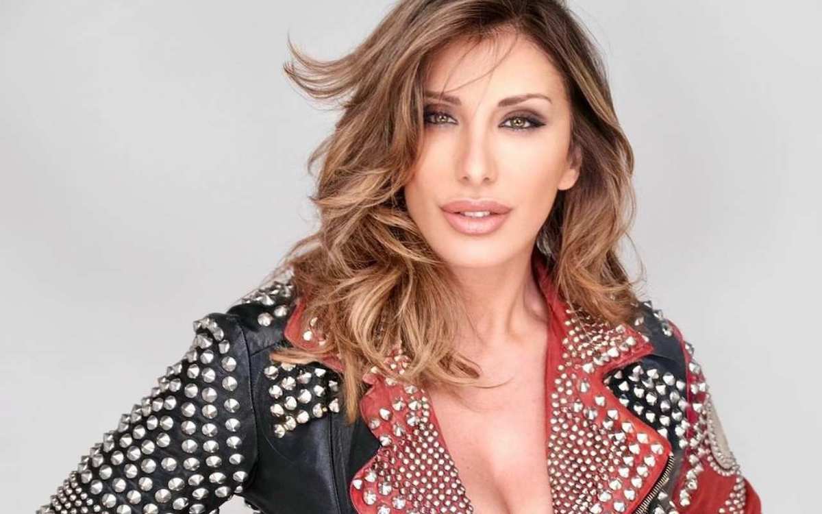 Sabrina Salerno indossa giubbetto di pelle