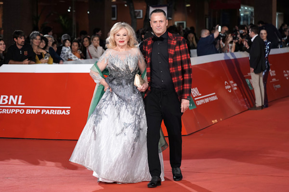 Alessandro Rorato sul red carpet con la fidanzata