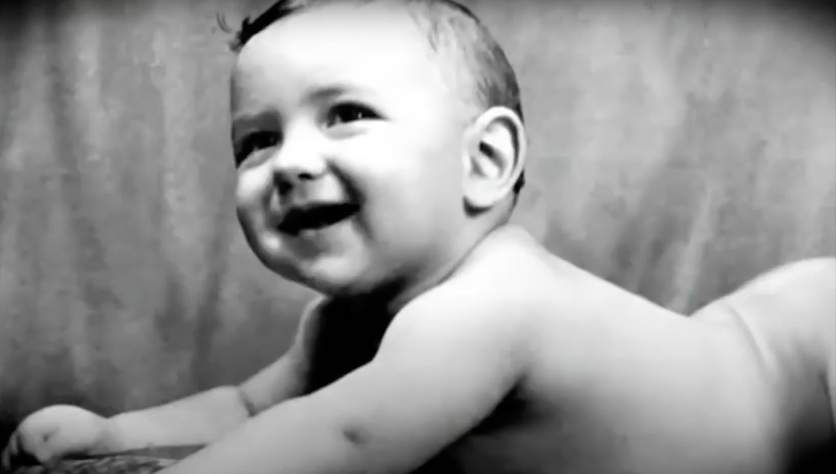 Riconoscete questo bambino? Non prese mai una sberla dalla madre… fino all’età di 27 anni!
