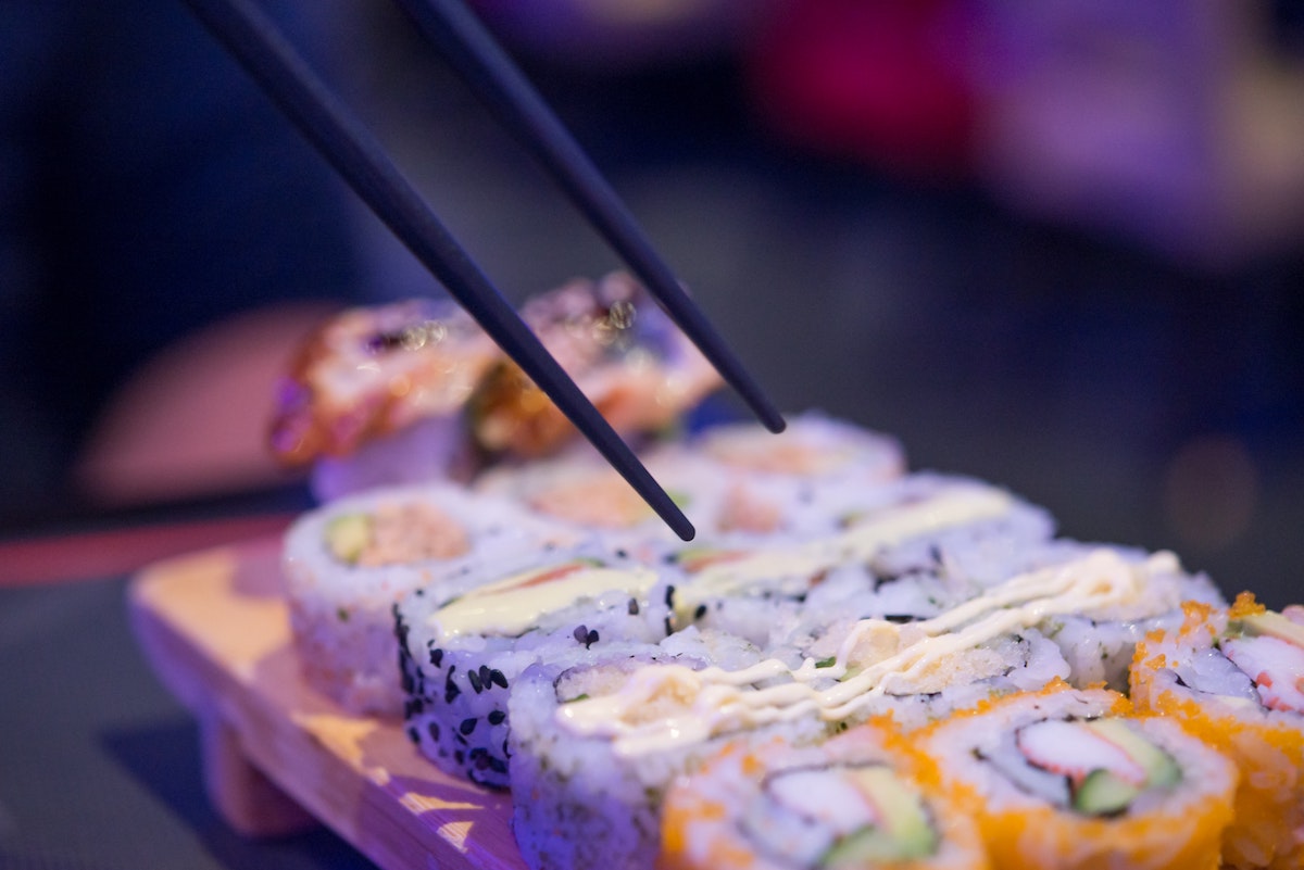 Mangia sushi e inizia a stare molto male: 21enne ricoverata in gravissime condizioni