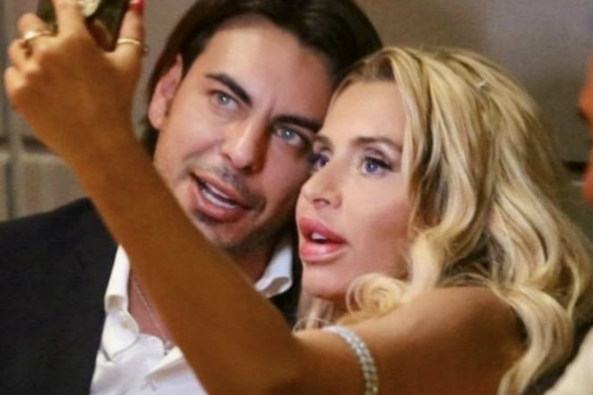 Marini Valeria e il fidanzato fanno un selfie