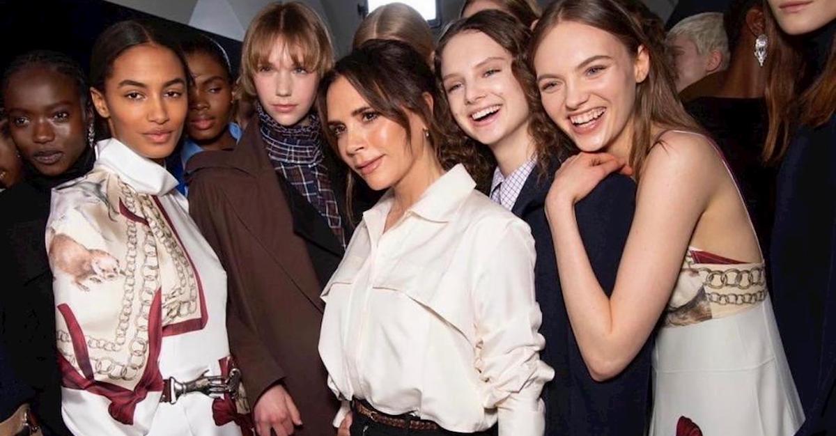 Victoria Beckham posa insieme alle sue modelle