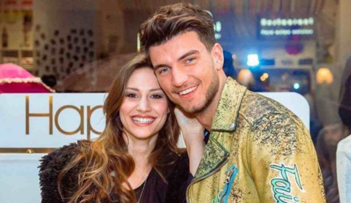 Beatrice Valli e Marco Fantini, avete visto la loro nuova casa? Ambiente chic e molto elegante, non riuscirete ad indovinare che lampadario hanno nel salotto