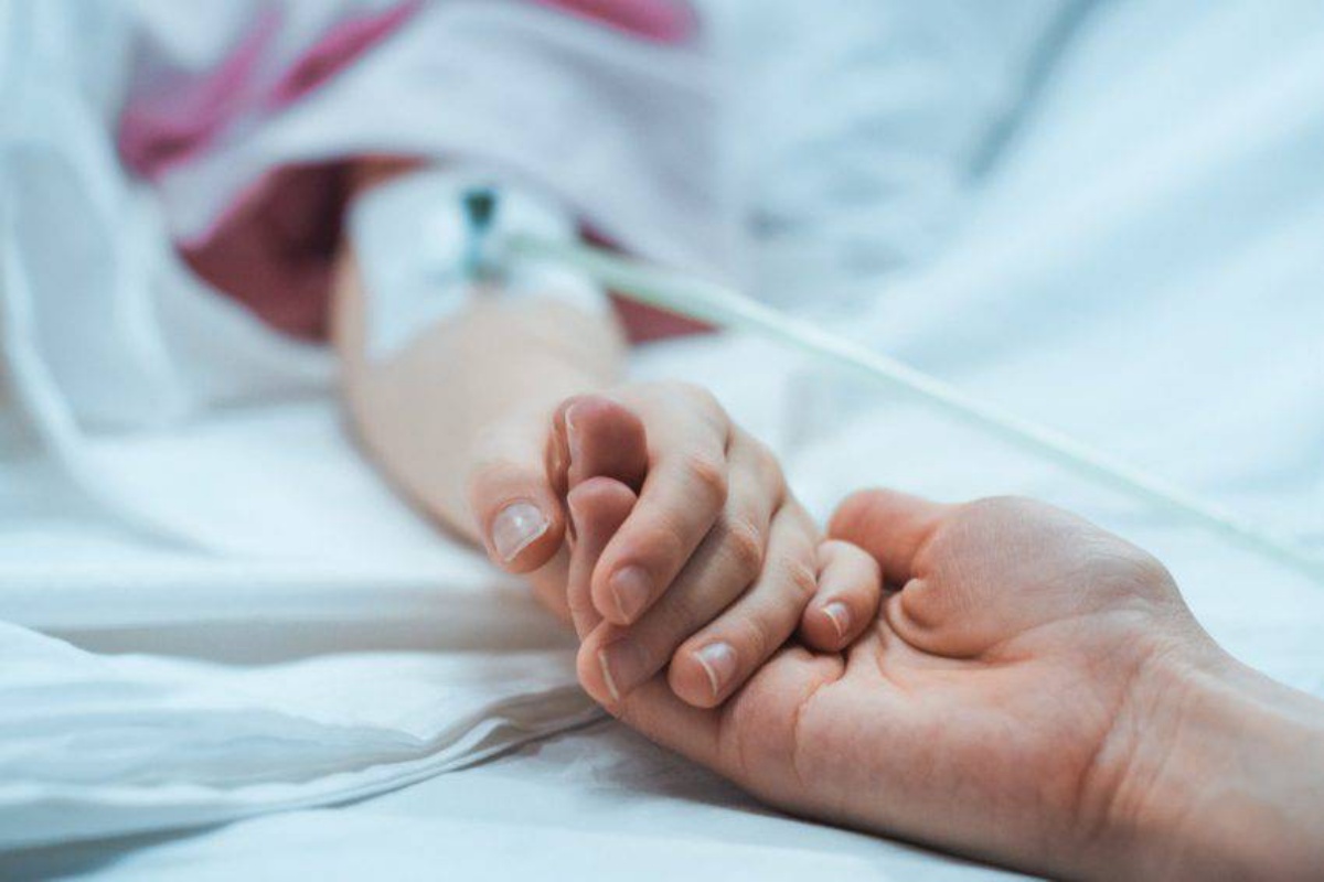 Roma, bimba di 11 anni caduta dal balcone, è in gravi condizioni: i genitori non erano in casa