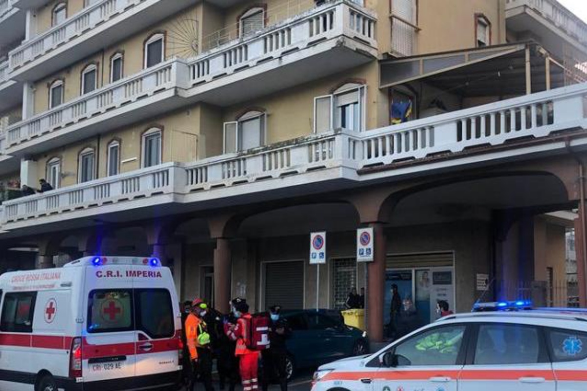 Imperia, bimbo di 2 anni caduto dal balcone: accertamenti in corso