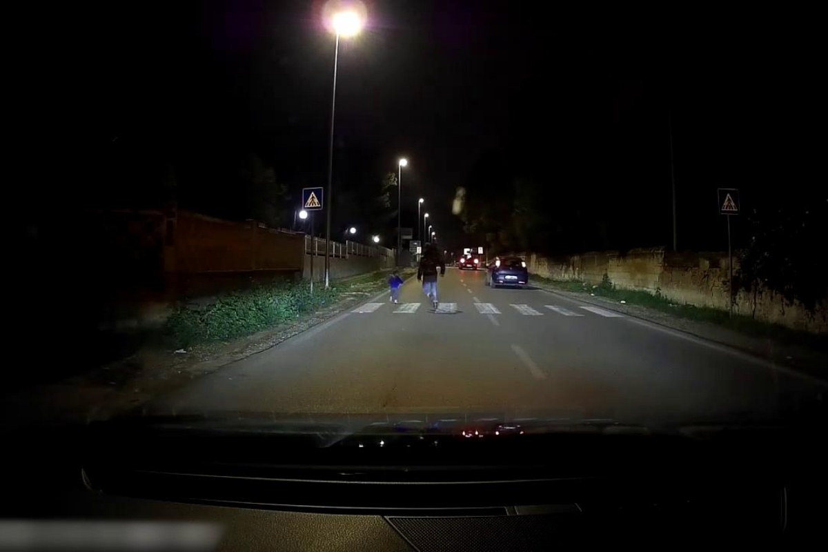 Uomo salva la vita di un bimbo di 2 anni solo in strada: dove e cosa ha fatto