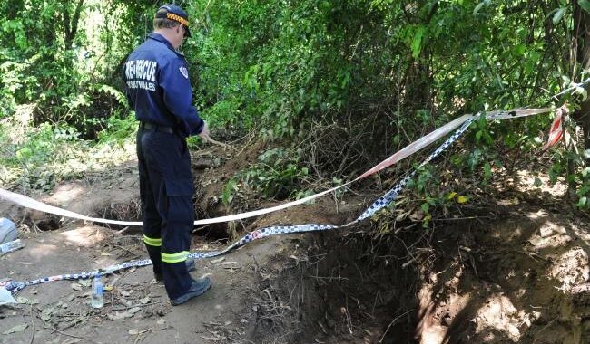 Il cucciolo di bulldog francese era rimasto incastrato nella tana del vombato. I soccorritori si erano arresi, dandolo per morto ma poi il proprietario l'ha sentito abbaiare (video)