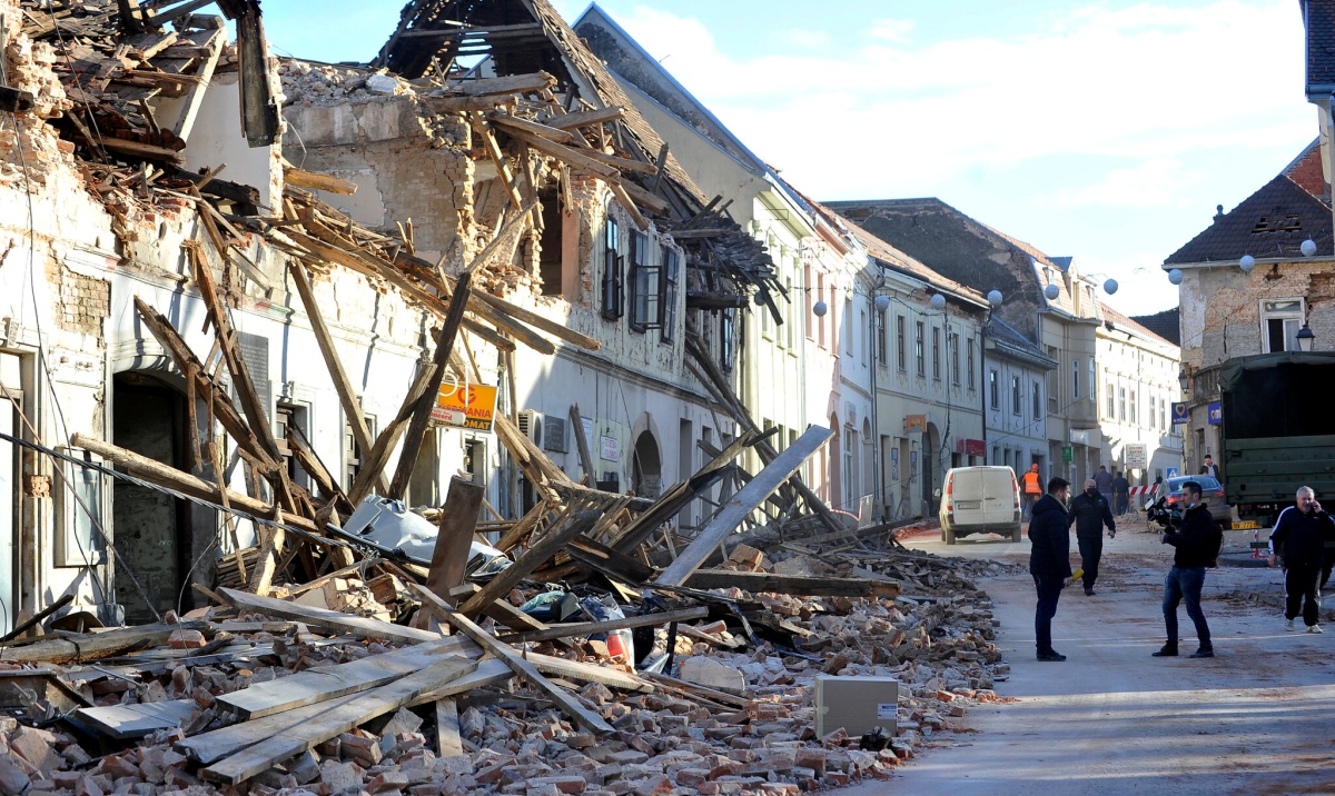 Terremoto Croazia: cane veglia le macerie della sua casa