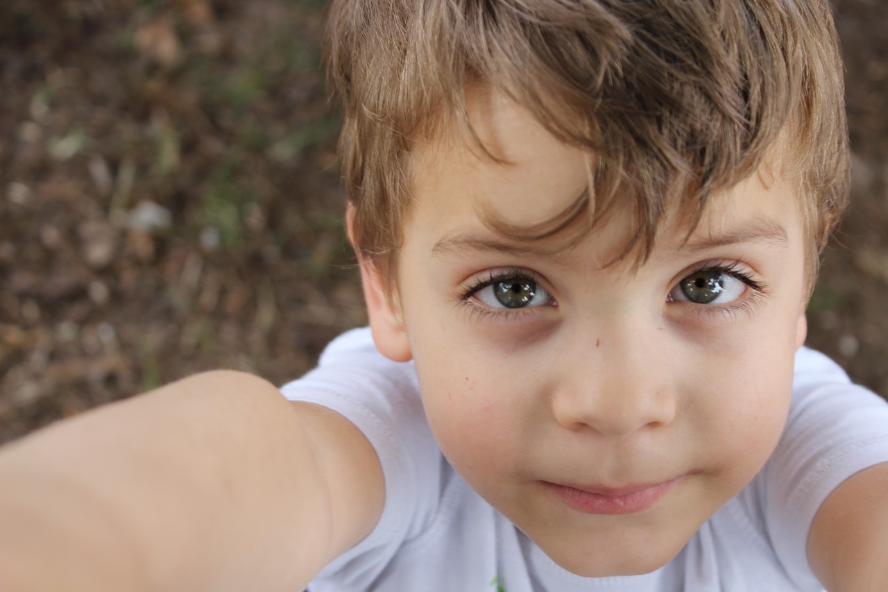 Bambino salvato da un ragazzo