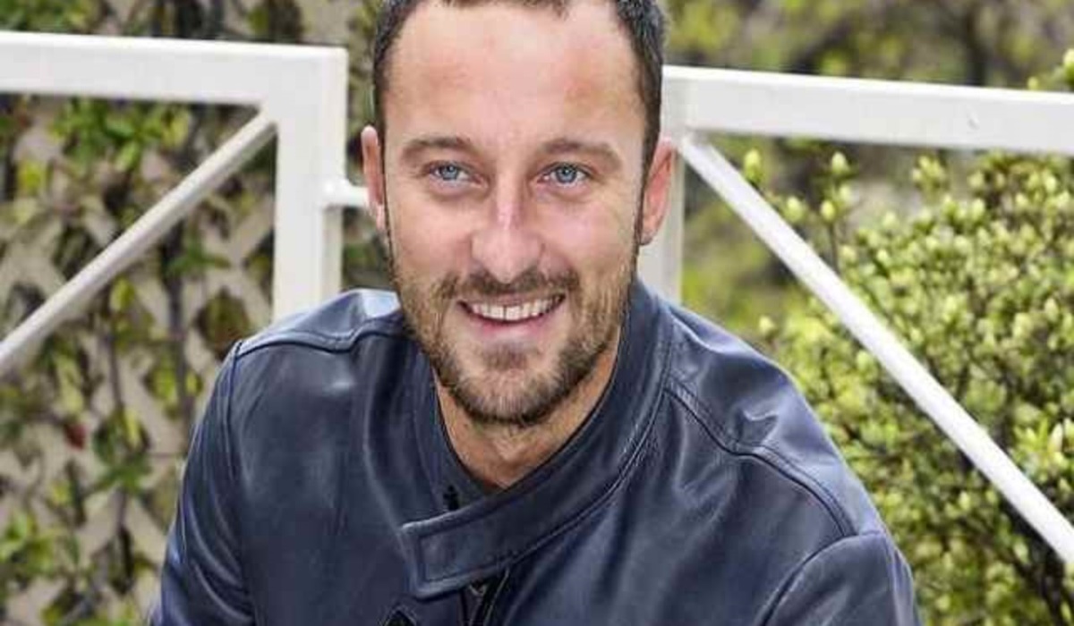 Francesco Facchinetti, avete mai visto la sua casa? Due piscine e una sala giochi, il lampadario del suo studio non passa di certo inosservato