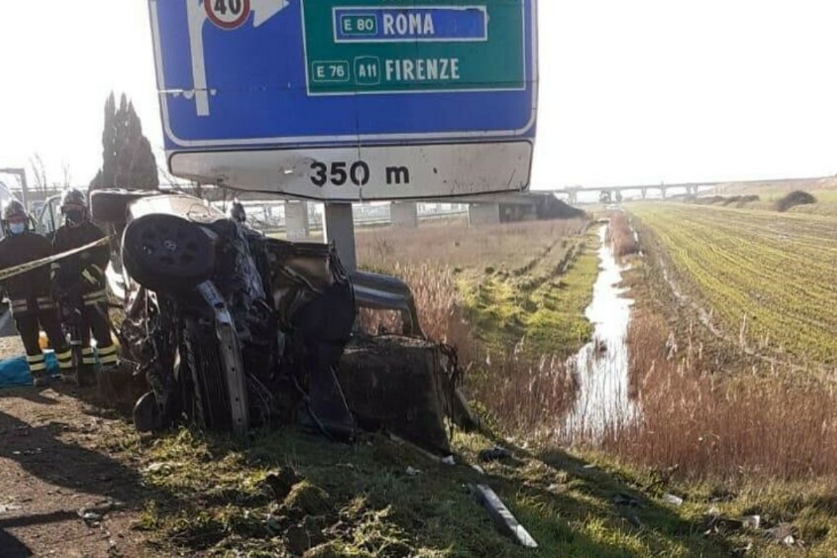 Incidente a Livorno, morto ragazzo, grave la fidanzata: cos’è accaduto
