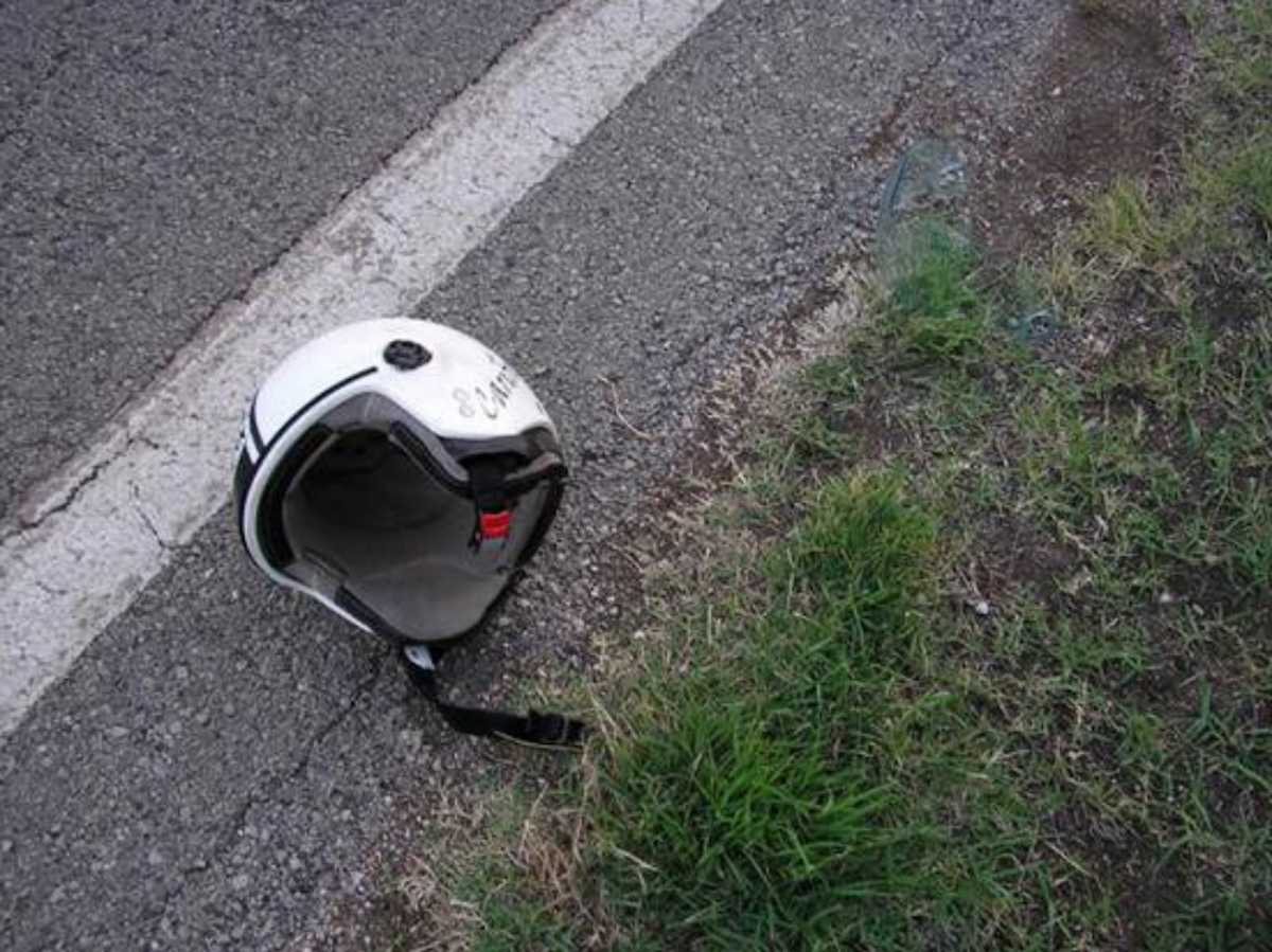 Milano, 16 enne cade dalla moto per evitare il fratello: in terapia intensiva