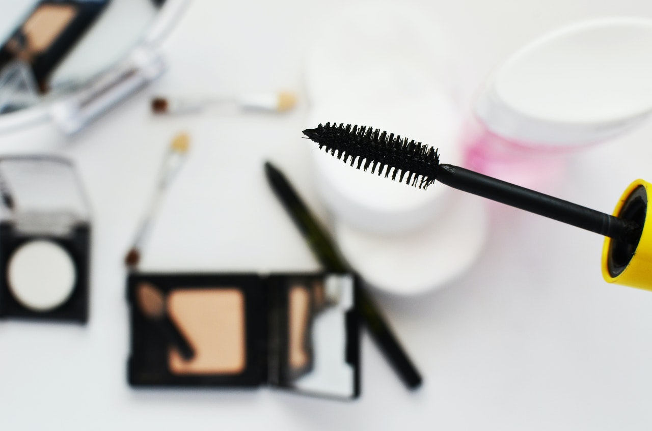 Mascara sbavato e macchie durante il trucco: come toglierlo senza rovinare tutto?