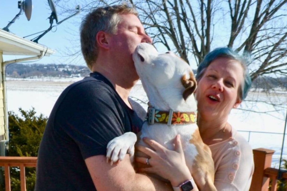 La storia di Nana la cagnolina trovata abbandonata e ferita