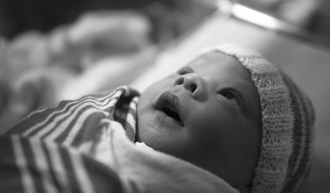 Neonata nasce in ascensore: la mamma era rimasta bloccata dentro