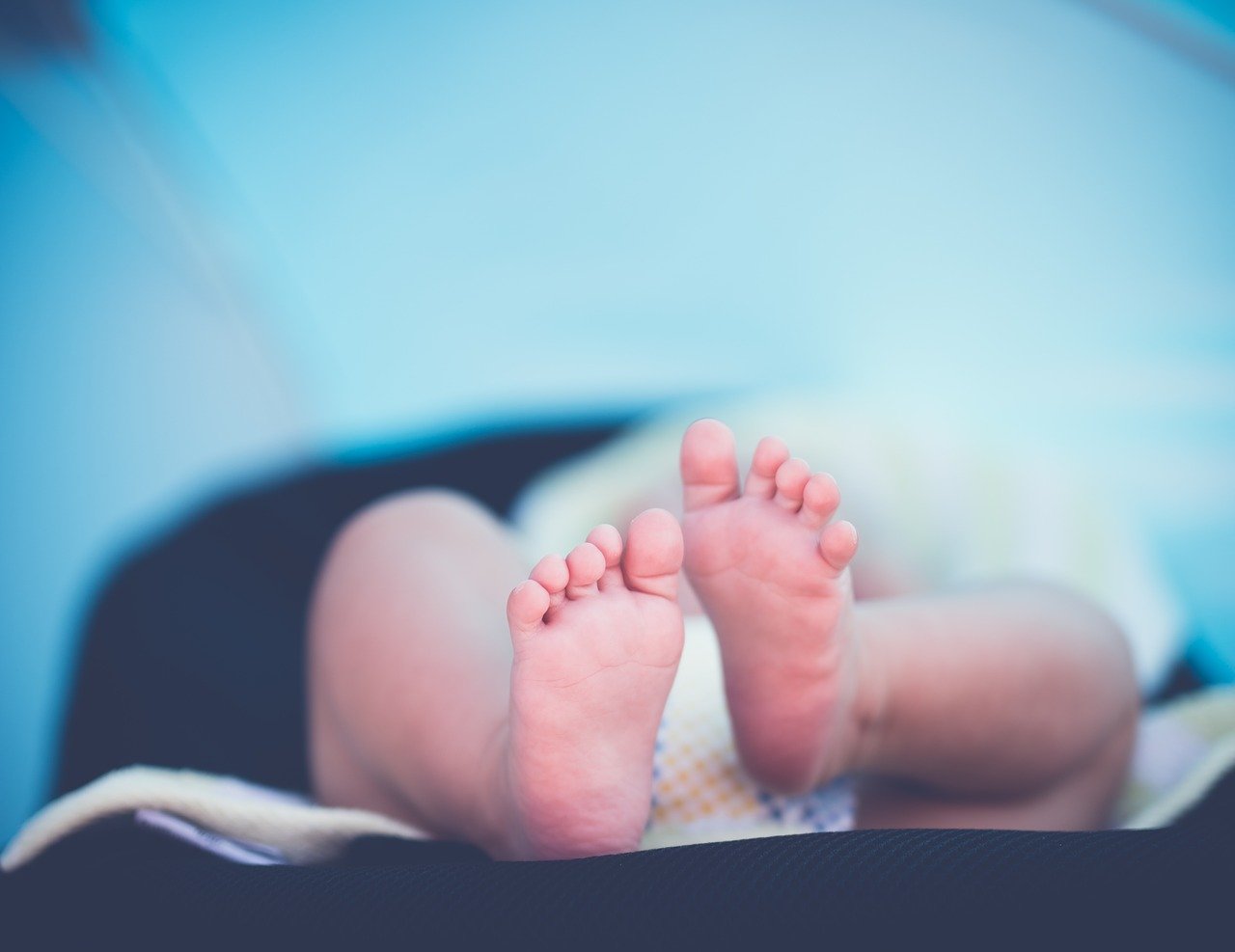 Neonato rischia di soffocare, infermiera lo salva