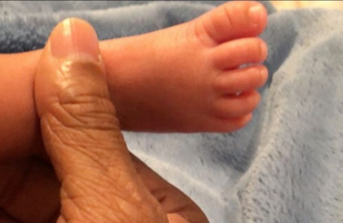 A tre mesi dal parto, la pop star planetaria mostra finalmente il suo bambino al mondo