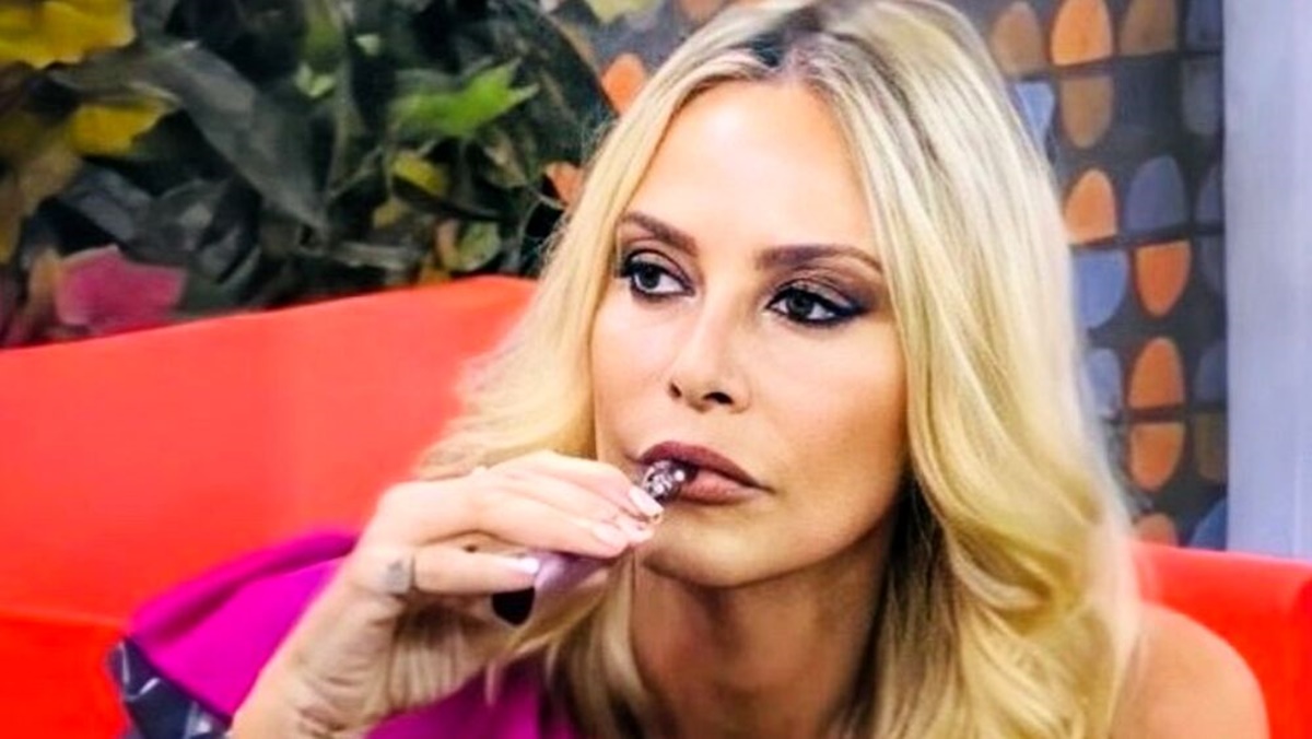 Stefania Orlando, avete mai visto la sua casa? Appartamento nel cuore di Roma, non immaginate cosa la gieffina ha affisso sulle pareti del salotto