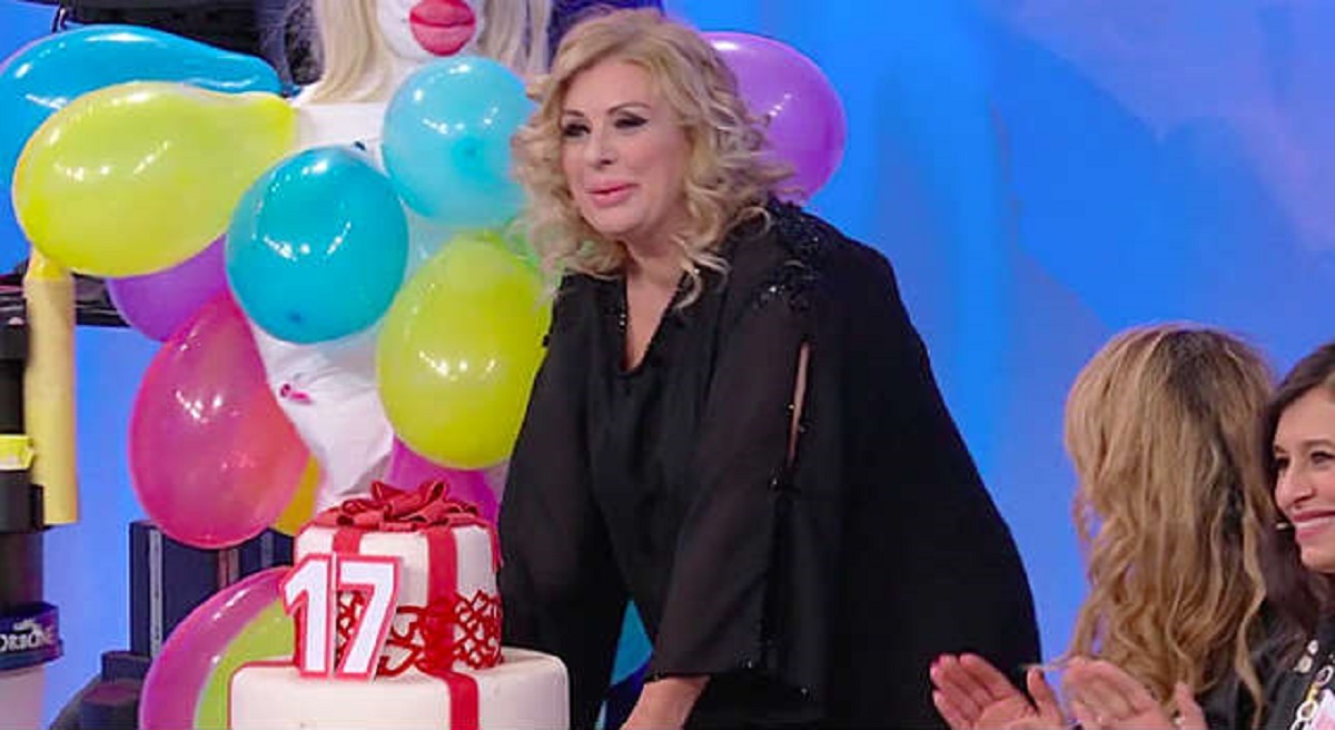 UeD, Gemma Galgani: cosa c’è sulla torta del suo compleanno? Gelo in studio
