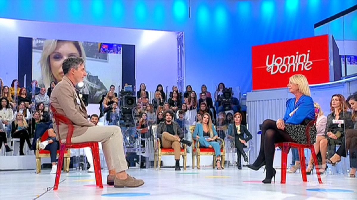 UeD: Giancarlo mostra dei video ‘spinti’ di Aurora, lei scappa via in lacrime