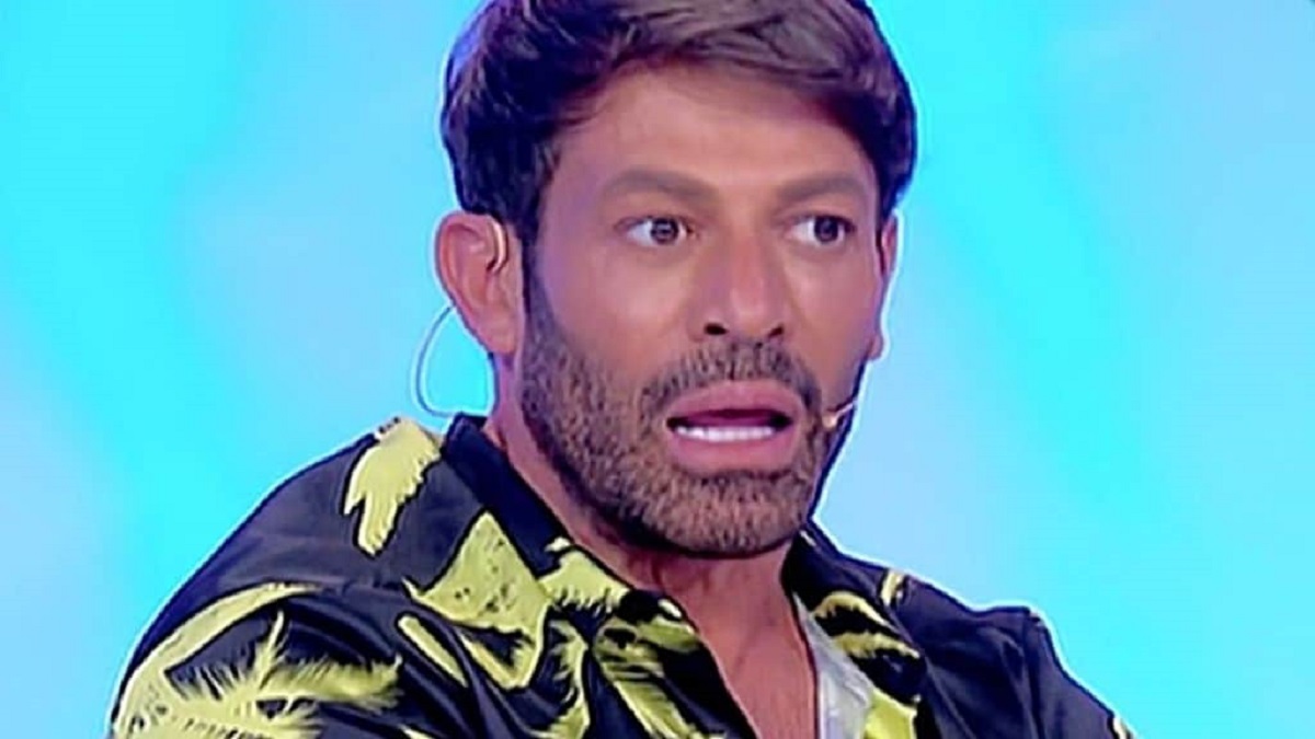 UeD: un’ex cavaliere attacca Gianni Sperti: “Un ometto”